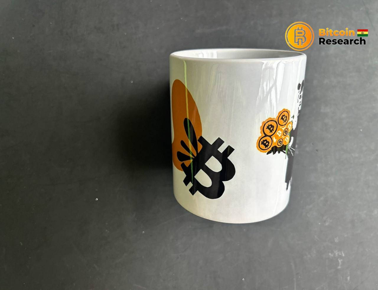 Tasa blanca con logo cyberart mariposa